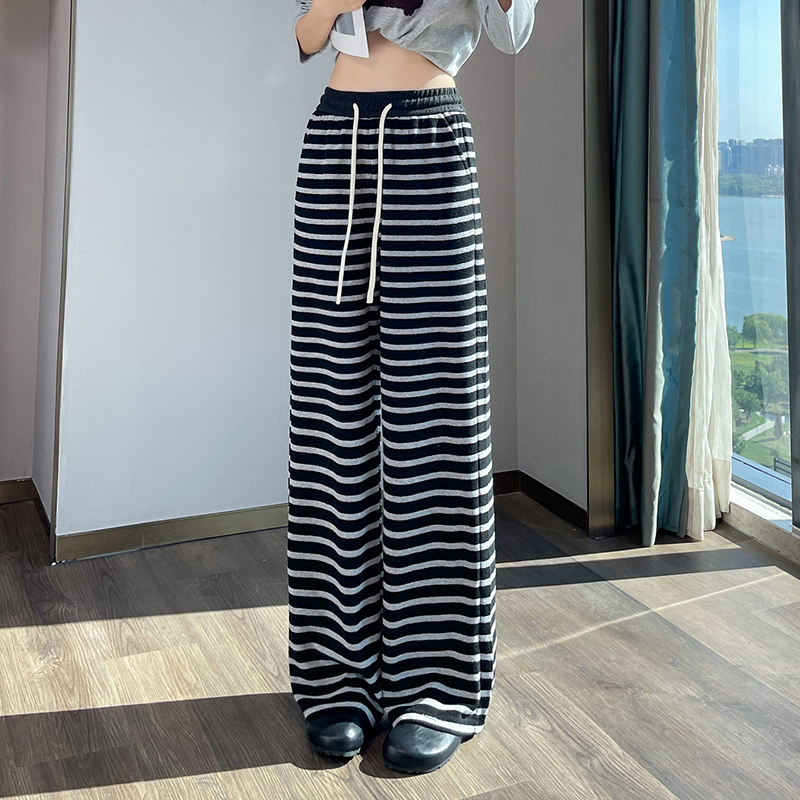 Velvet thickened fashionable striped sports pants for women in autumn and winter 2025, simple temperament, casual and versatile, elastic waisted wide leg pants Velvet thickened fashionable striped sports pants for women in autumn and winter 2025, simple temperament, casual and versatile, elastic waisted wide leg pants