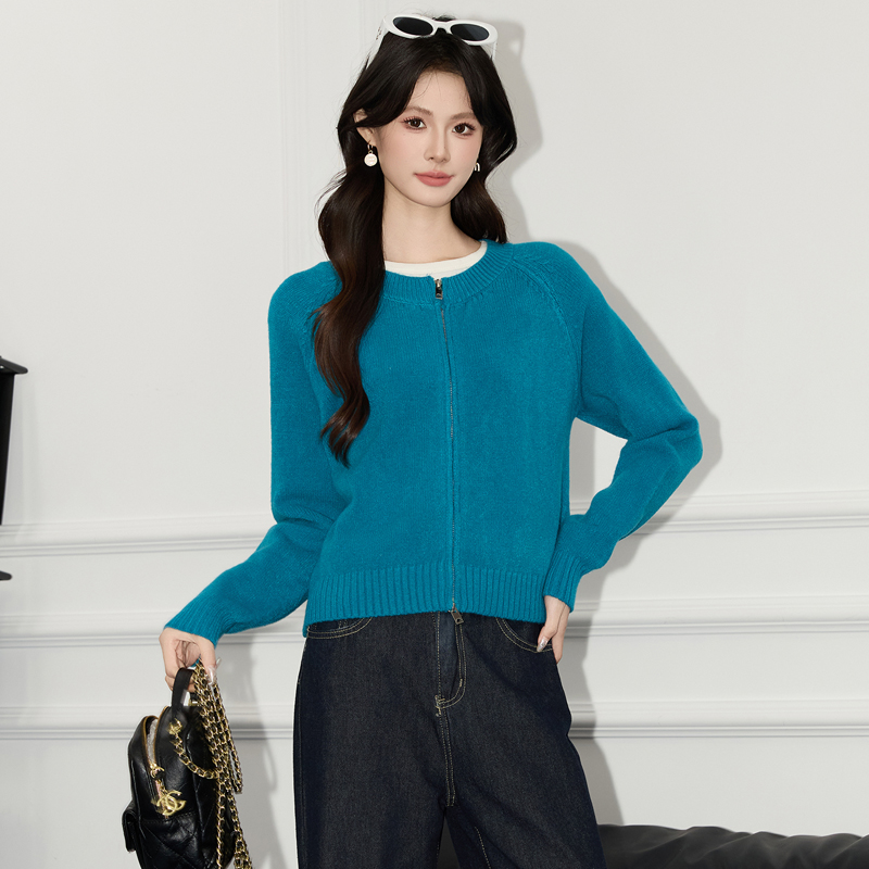 Blue double zipper knitted cardigan for women in early autumn 2025, new fashionable and stylish casual versatile short style solid color top Blue double zipper knitted cardigan for women in early autumn 2025, new fashionable and stylish casual versatile short style solid color top