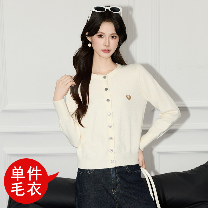 Casual and versatile gray knitted cardigan for women in early autumn 2025, new fashionable and stylish design, niche and versatile sweater Casual and versatile gray knitted cardigan for women in early autumn 2025, new fashionable and stylish design, niche and versatile sweater