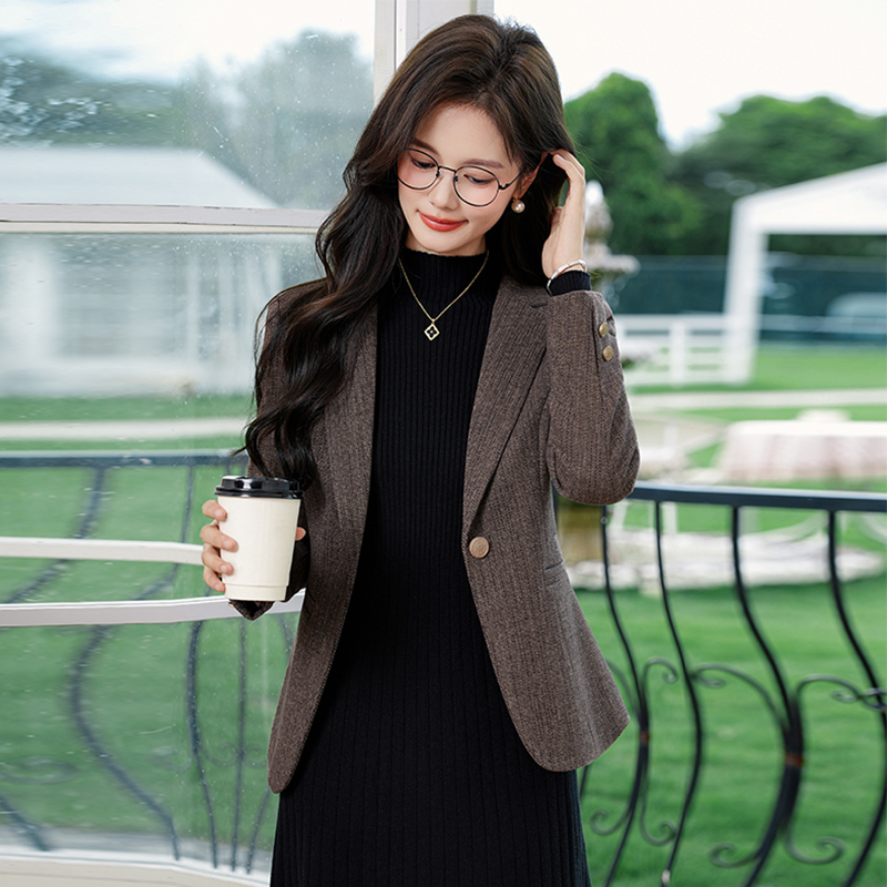 Small slim fit suit jacket for women in the autumn of 2025, simple and capable temperament, one button commuting suit Small slim fit suit jacket for women in the autumn of 2025, simple and capable temperament, one button commuting suit