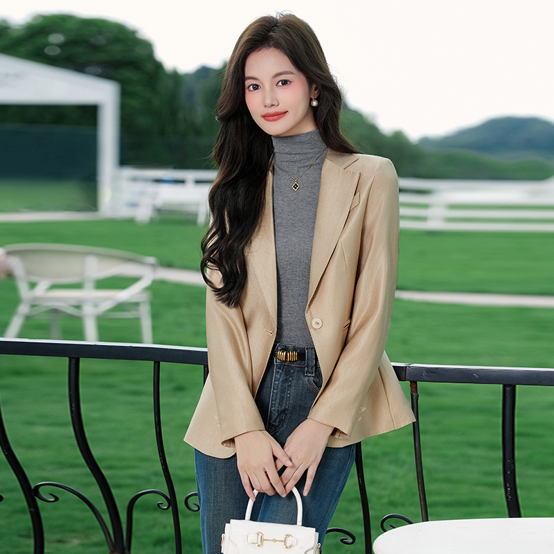 Fashionable and versatile long sleeved suit jacket for women in early autumn, with a niche design and a casual commuting professional suit