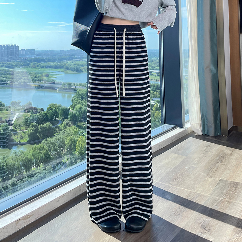 Velvet thickened fashionable striped sports pants for women in autumn and winter 2025, simple temperament, casual and versatile, elastic waisted wide leg pants Velvet thickened fashionable striped sports pants for women in autumn and winter 2025, simple temperament, casual and versatile, elastic waisted wide leg pants