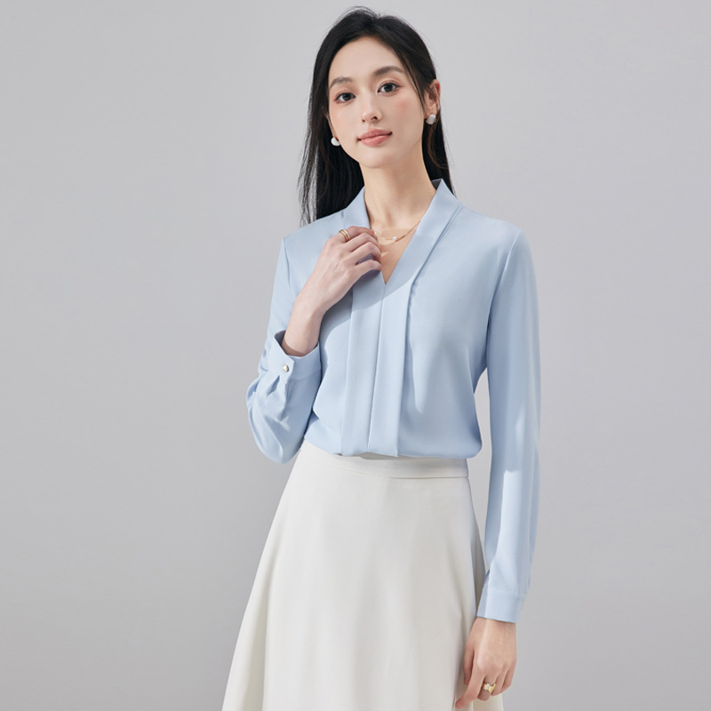 Fashionable, simple and versatile chiffon shirt for women in early autumn 2025, with a sense of niche temperament, suitable for commuting and wearing a V-neck shirt Fashionable, simple and versatile chiffon shirt for women in early autumn 2025, with a sense of niche temperament, suitable for commuting and wearing a V-neck shirt