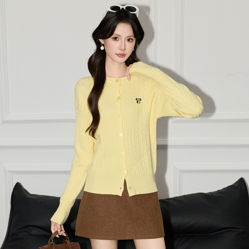 Fashionable and minimalist sweater, knitted sweater, women's long sleeved jacket, super beautiful and unique in early autumn 2025, perfect for wearing as an outerwear Fashionable and minimalist sweater, knitted sweater, women's long sleeved jacket, super beautiful and unique in early autumn 2025, perfect for wearing as an outerwear