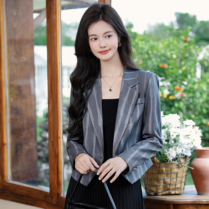 Short striped suit jacket for women in early autumn 2025, short and stylish, simple and versatile long sleeved suit
