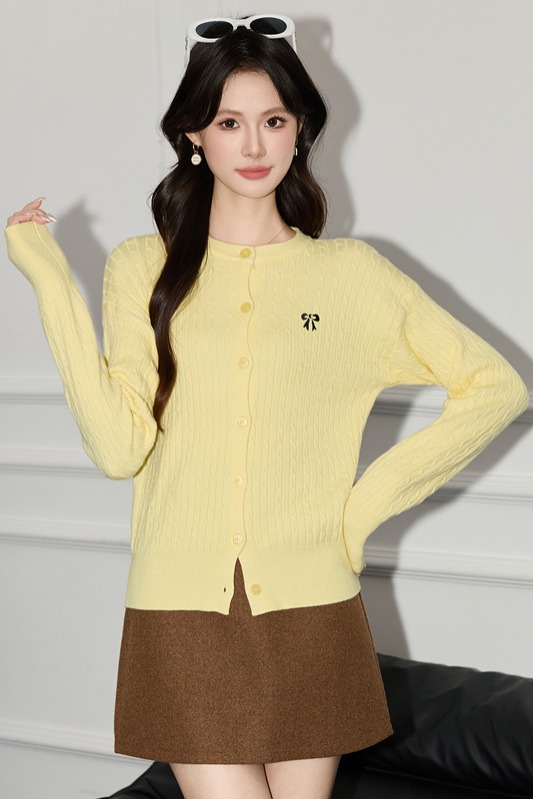 Fashionable and minimalist sweater, knitted sweater, women's long sleeved jacket, super beautiful and unique in early autumn 2025, perfect for wearing as an outerwear Fashionable and minimalist sweater, knitted sweater, women's long sleeved jacket, super beautiful and unique in early autumn 2025, perfect for wearing as an outerwear