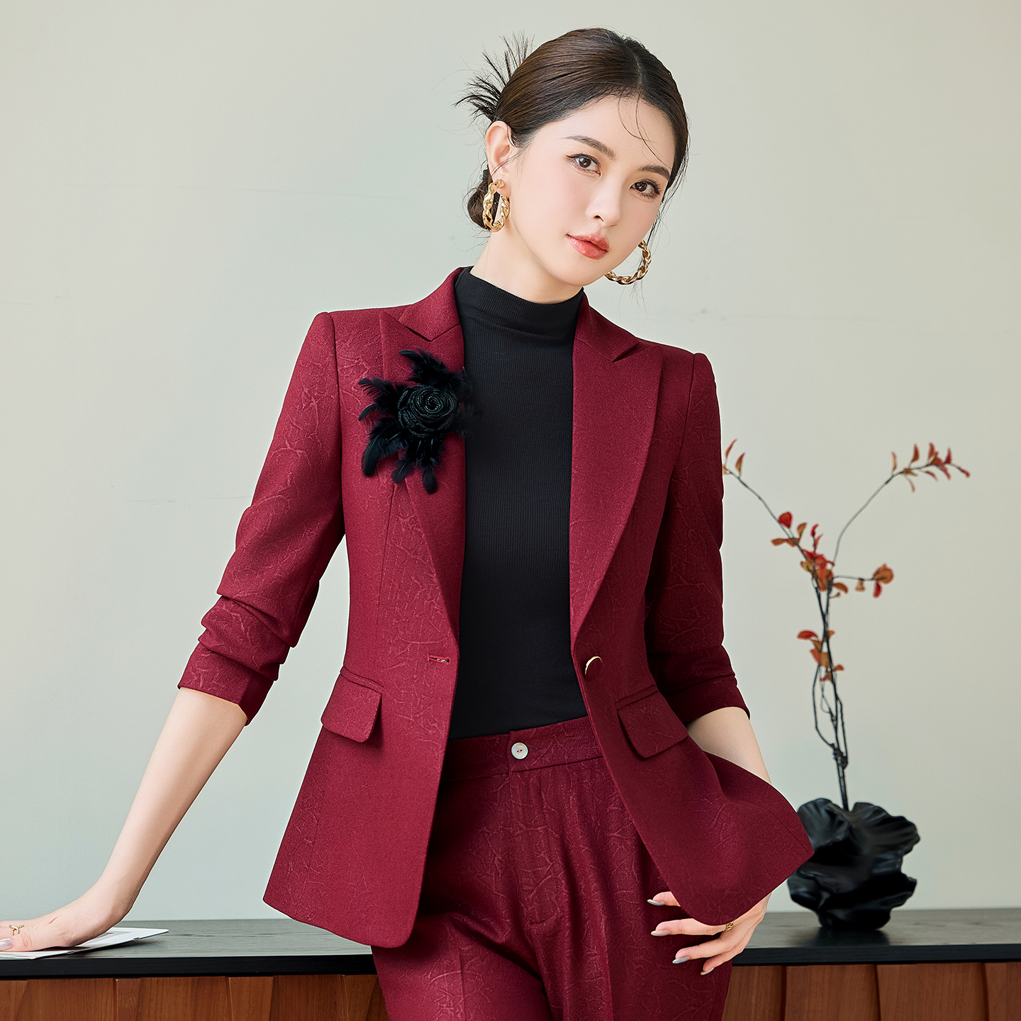 Small professional workwear suit for women in autumn 2025, slim fit and slimming, one button commuting style suit Small professional workwear suit for women in autumn 2025, slim fit and slimming, one button commuting style suit