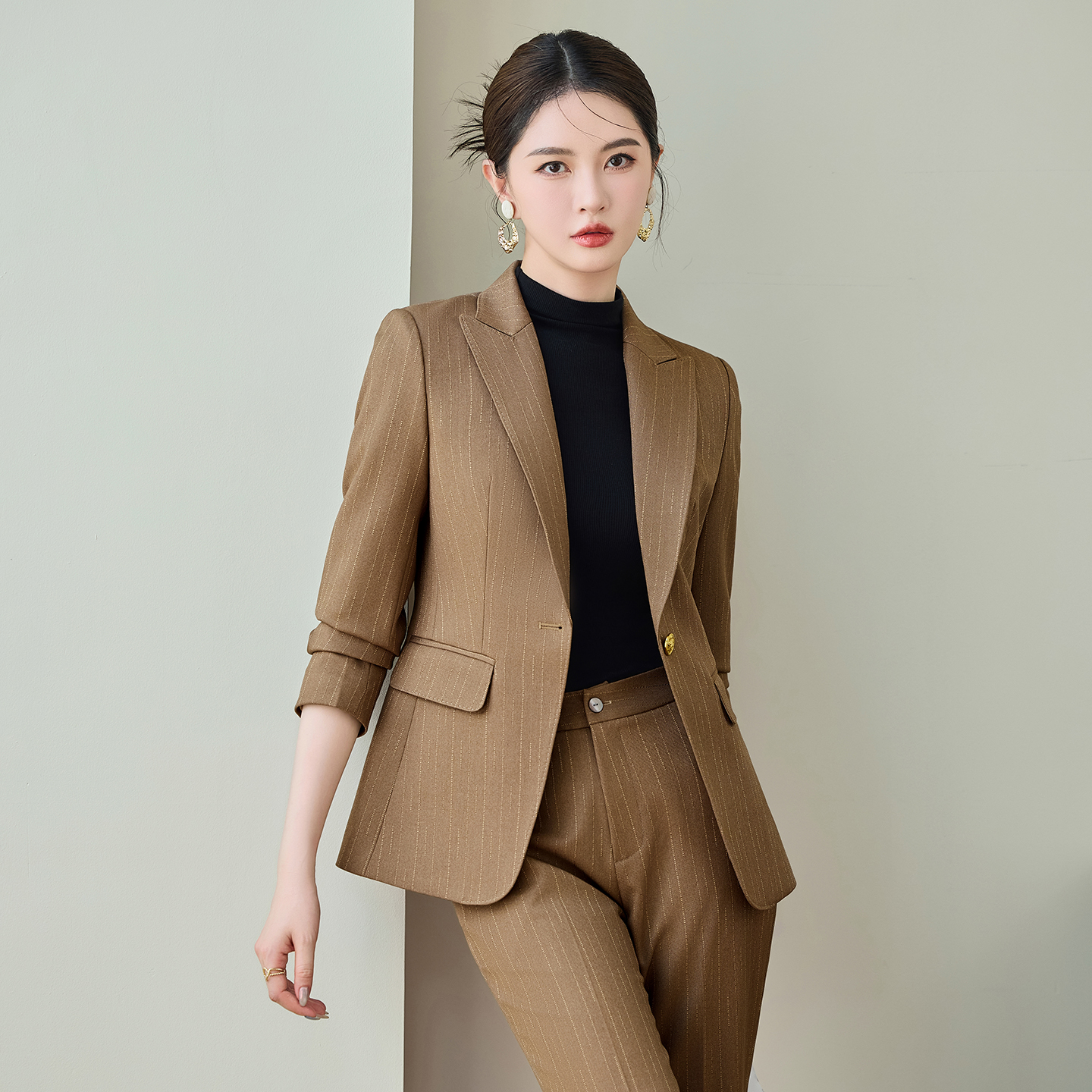 Advanced green striped suit set for women in early autumn 2025, slim fit, one button commuting formal suit, professional work uniform Advanced green striped suit set for women in early autumn 2025, slim fit, one button commuting formal suit, professional work uniform