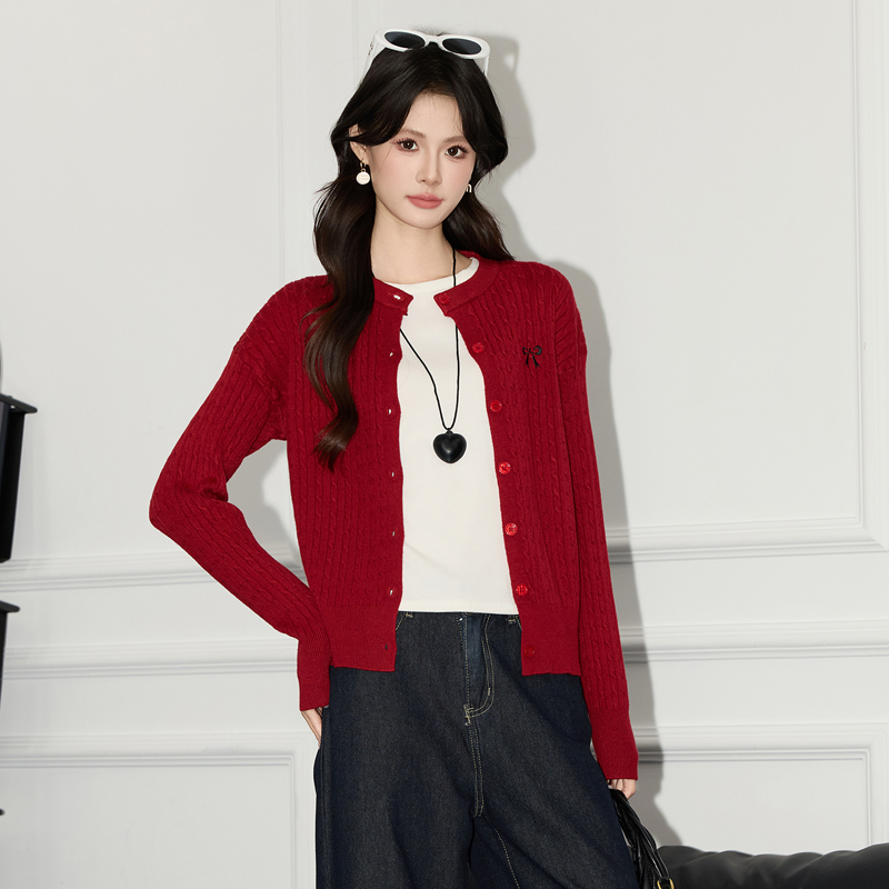 Fashionable and minimalist sweater, knitted sweater, women's long sleeved jacket, super beautiful and unique in early autumn 2025, perfect for wearing as an outerwear Fashionable and minimalist sweater, knitted sweater, women's long sleeved jacket, super beautiful and unique in early autumn 2025, perfect for wearing as an outerwear