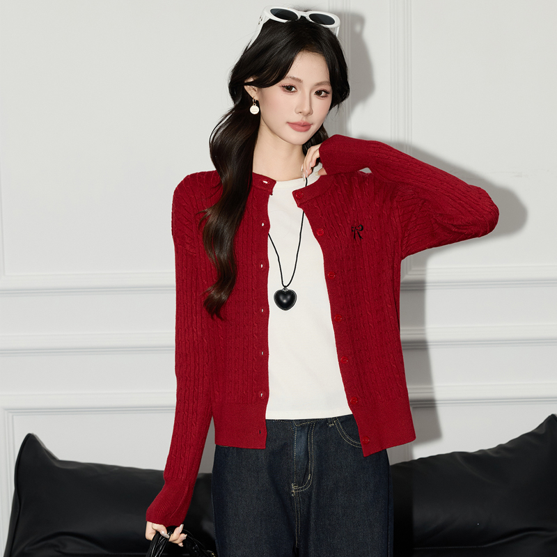 Fashionable and minimalist sweater, knitted sweater, women's long sleeved jacket, super beautiful and unique in early autumn 2025, perfect for wearing as an outerwear Fashionable and minimalist sweater, knitted sweater, women's long sleeved jacket, super beautiful and unique in early autumn 2025, perfect for wearing as an outerwear