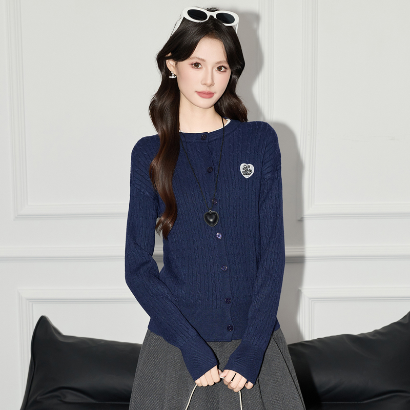 2025 temperament round neck knitted cardigan women's autumn decoration looks slim and tall, with a versatile sweater design sense 2025 temperament round neck knitted cardigan women's autumn decoration looks slim and tall, with a versatile sweater design sense