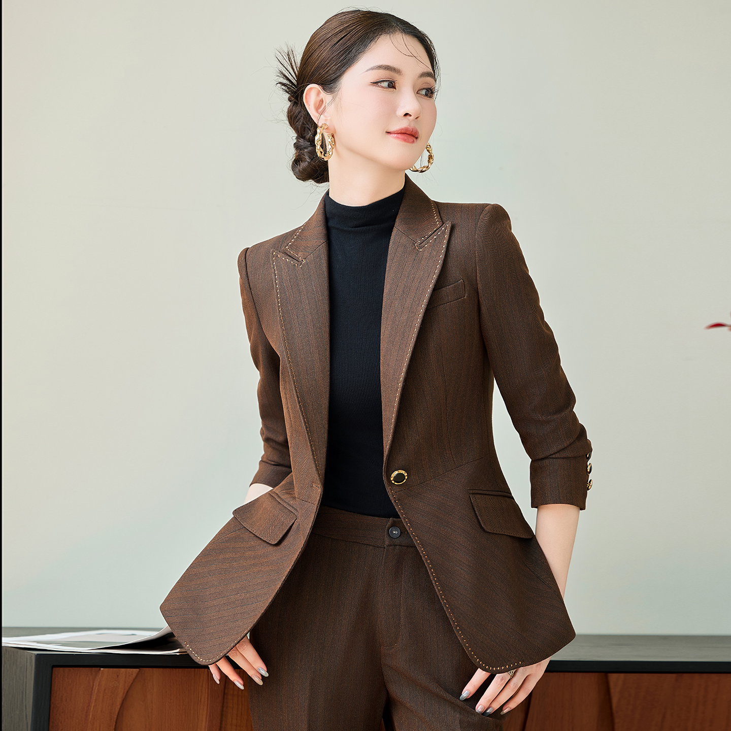 Women's professional workwear suit set 2025 early autumn slim fit and slimming one button commuting formal wear long sleeved suit Women's professional workwear suit set 2025 early autumn slim fit and slimming one button commuting formal wear long sleeved suit