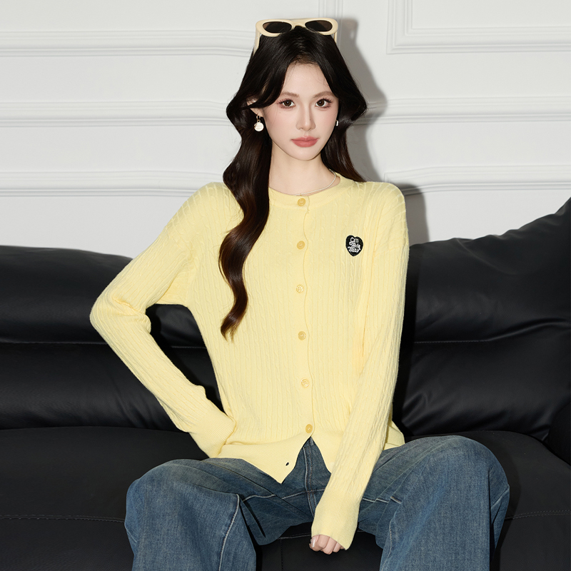 2025 temperament round neck knitted cardigan women's autumn decoration looks slim and tall, with a versatile sweater design sense 2025 temperament round neck knitted cardigan women's autumn decoration looks slim and tall, with a versatile sweater design sense