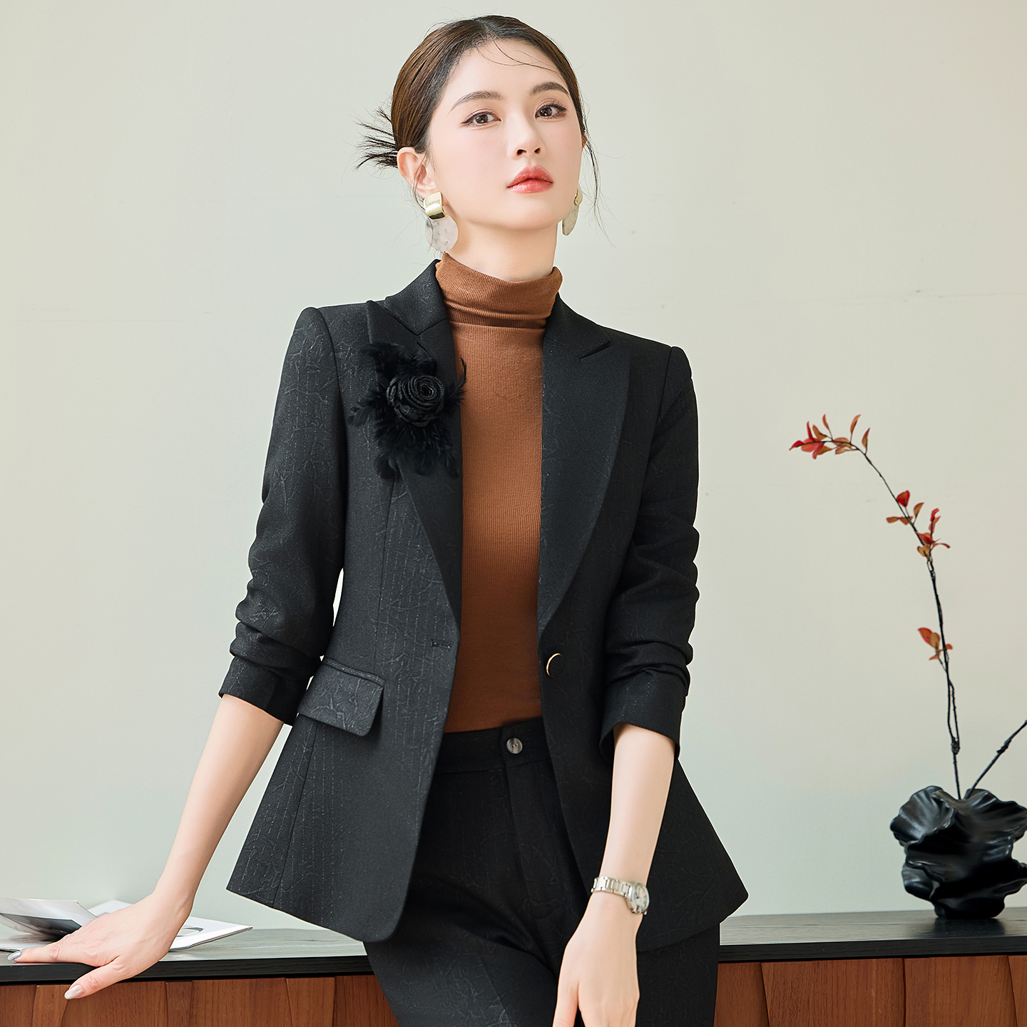 Small professional workwear suit for women in autumn 2025, slim fit and slimming, one button commuting style suit Small professional workwear suit for women in autumn 2025, slim fit and slimming, one button commuting style suit