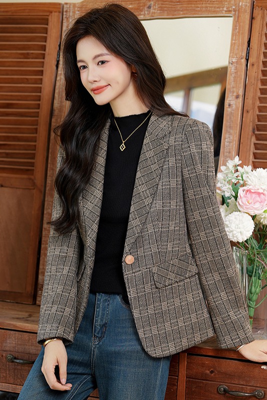 Checkered suit jacket for women 2025 early autumn new style, simple and capable temperament, retro commuting professional long sleeved small suit Checkered suit jacket for women 2025 early autumn new style, simple and capable temperament, retro commuting professional long sleeved small suit