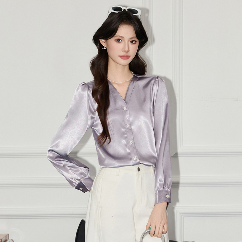 Advanced acetic acid satin purple shirt for women in early autumn 2025, new design with a niche temperament, V-neck shirt Advanced acetic acid satin purple shirt for women in early autumn 2025, new design with a niche temperament, V-neck shirt