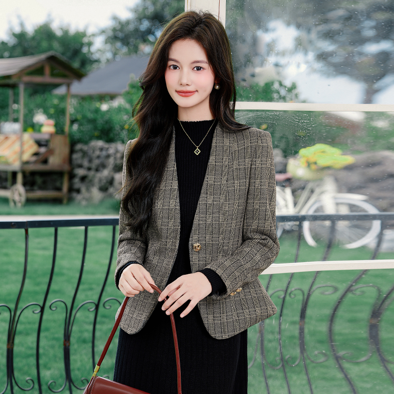 Small plaid suit jacket for women, early autumn new design, niche temperament, retro commuting collarless small suit