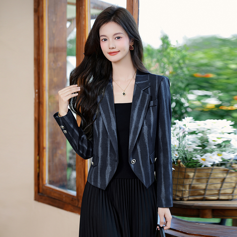 Short striped suit jacket for women in early autumn 2025, short and stylish, simple and versatile long sleeved suit Short striped suit jacket for women in early autumn 2025, short and stylish, simple and versatile long sleeved suit