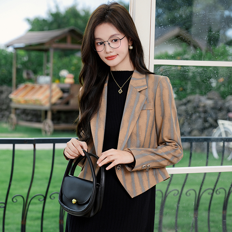Short striped suit jacket for women in early autumn 2025, short and stylish, simple and versatile long sleeved suit Short striped suit jacket for women in early autumn 2025, short and stylish, simple and versatile long sleeved suit