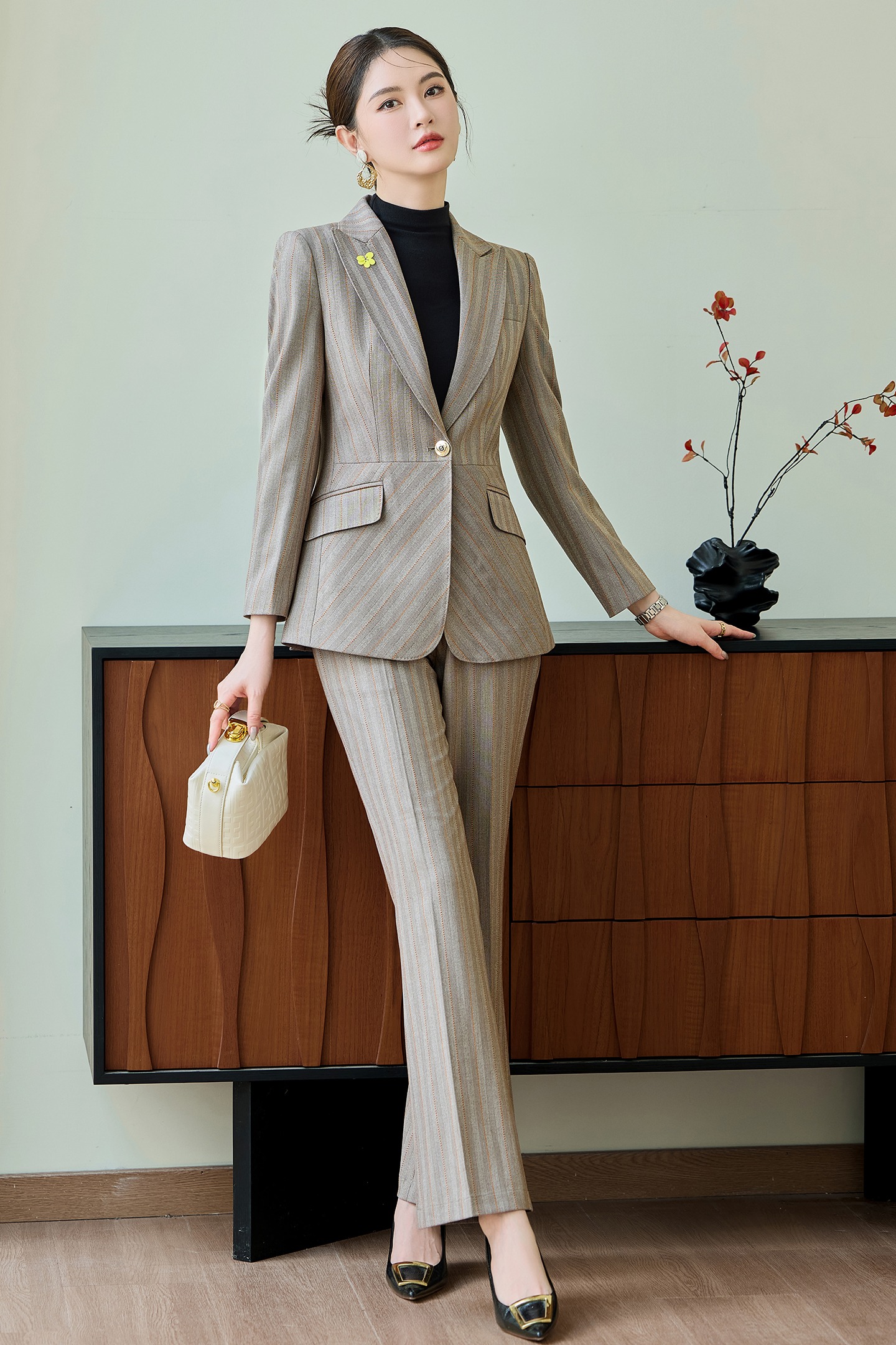 Fashionable and minimalist striped suit set for women in autumn 2025, slim fit and slimming one button commuting professional formal suit Fashionable and minimalist striped suit set for women in autumn 2025, slim fit and slimming one button commuting professional formal suit
