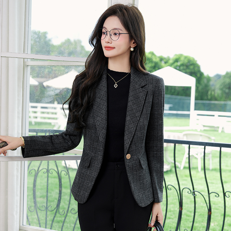 Checkered suit jacket for women 2025 early autumn new style, simple and capable temperament, retro commuting professional long sleeved small suit Checkered suit jacket for women 2025 early autumn new style, simple and capable temperament, retro commuting professional long sleeved small suit