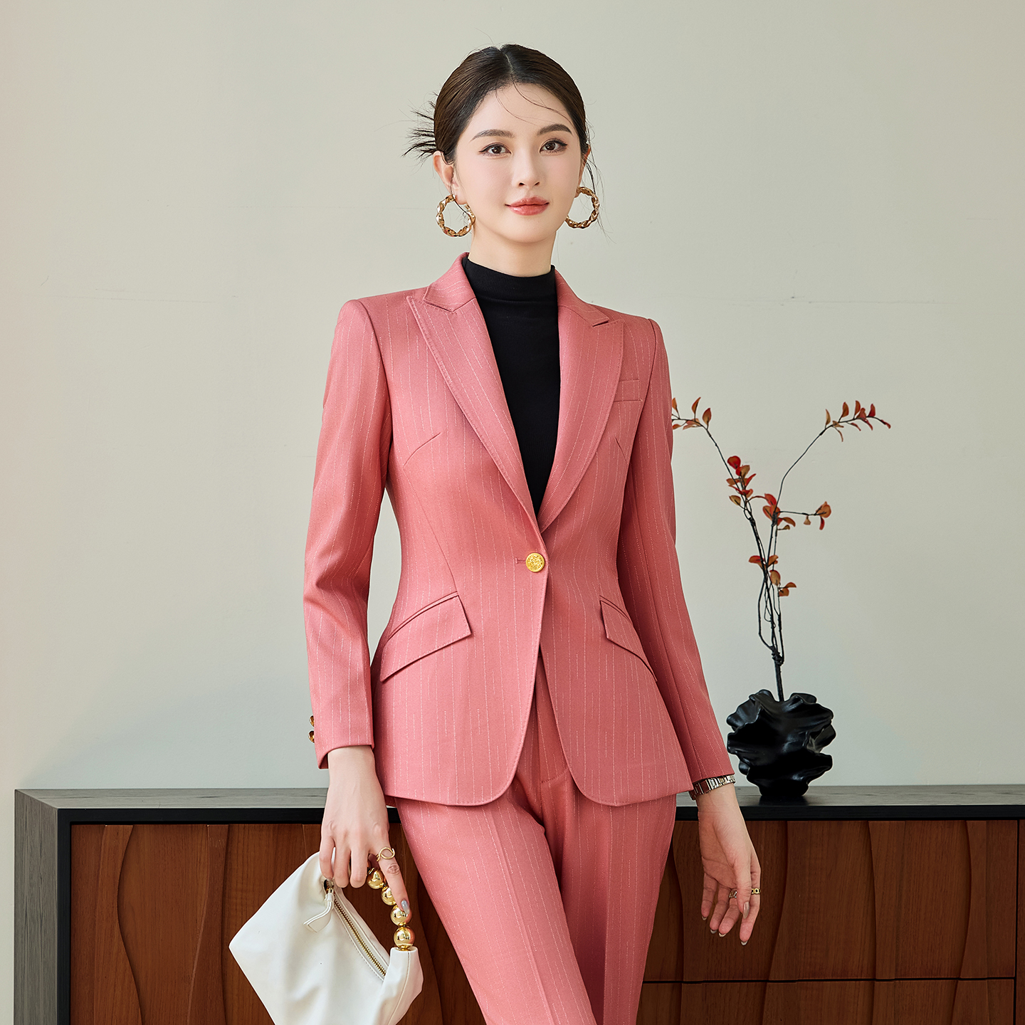 Slimming temperament pink suit for women 2025 early autumn new style simple and efficient commuting versatile long sleeved mini suit