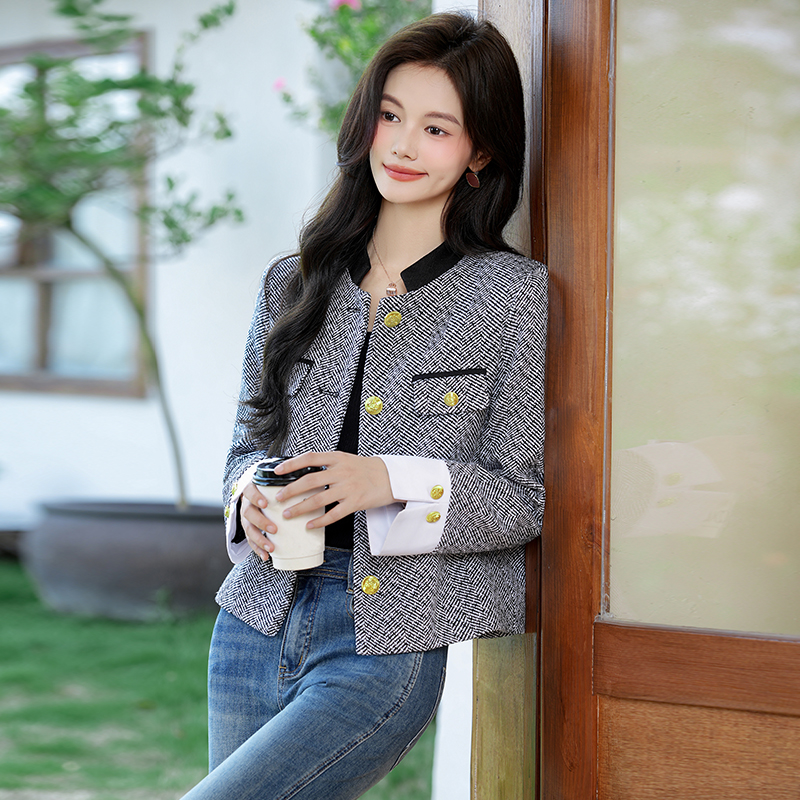Ladies' temperament short jacket for women 2025 early autumn new style fashionable and simple temperament small fragrance commuting versatile top Ladies' temperament short jacket for women 2025 early autumn new style fashionable and simple temperament small fragrance commuting versatile top