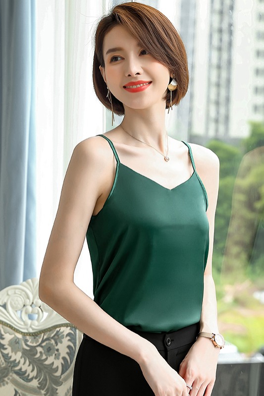 Fashionable and minimalist interior bottom camisole for women 2025 autumn new design, niche temperament, versatile commuting vest Fashionable and minimalist interior bottom camisole for women 2025 autumn new design, niche temperament, versatile commuting vest