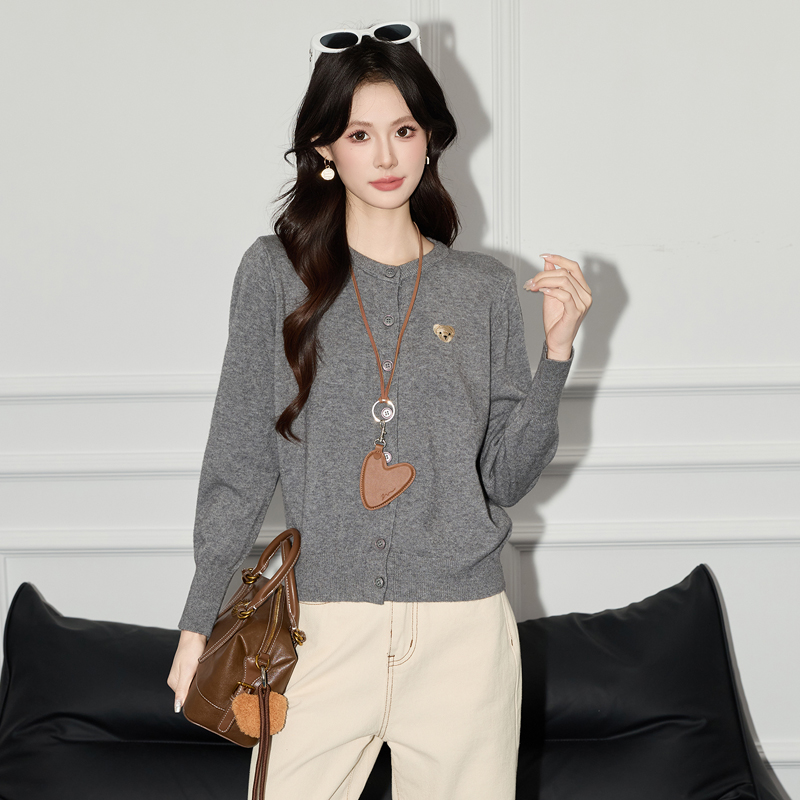 Casual and versatile gray knitted cardigan for women in early autumn 2025, new fashionable and stylish design, niche and versatile sweater Casual and versatile gray knitted cardigan for women in early autumn 2025, new fashionable and stylish design, niche and versatile sweater