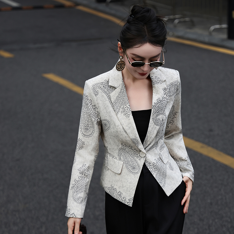 High end short suit jacket with a sense of design, women's autumn new style, fashionable goddess, Hong Kong style short jacket, trendy