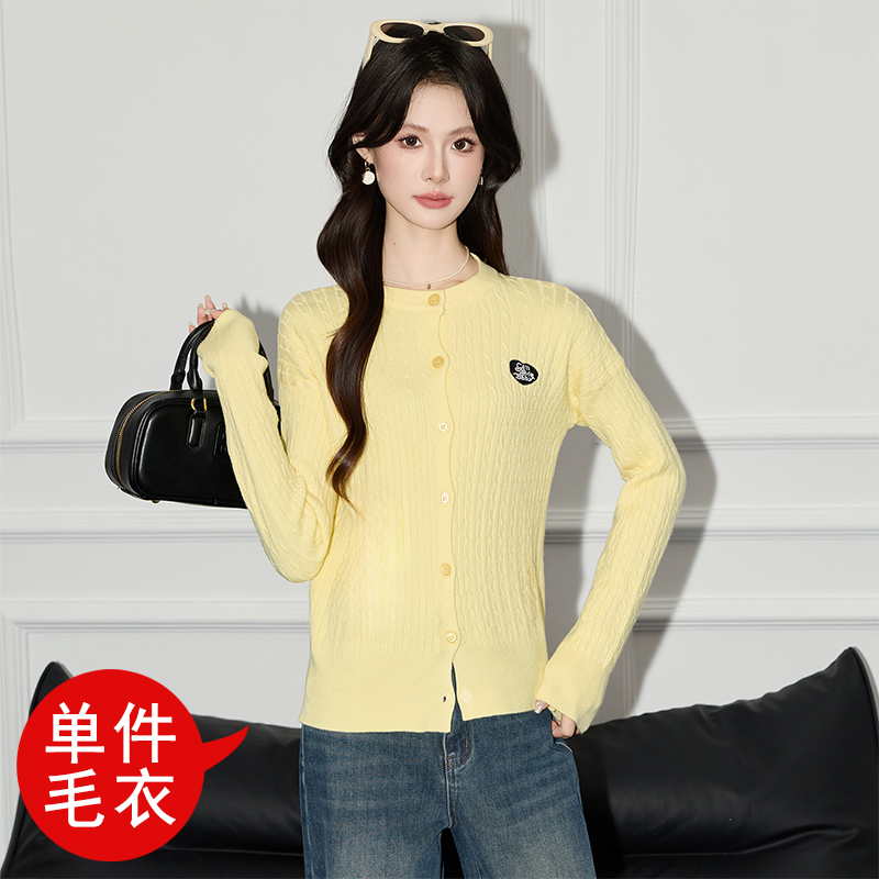 2025 temperament round neck knitted cardigan women's autumn decoration looks slim and tall, with a versatile sweater design sense 2025 temperament round neck knitted cardigan women's autumn decoration looks slim and tall, with a versatile sweater design sense