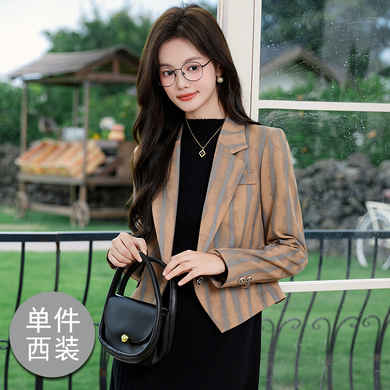 Short striped suit jacket for women in early autumn 2025, short and stylish, simple and versatile long sleeved suit Short striped suit jacket for women in early autumn 2025, short and stylish, simple and versatile long sleeved suit
