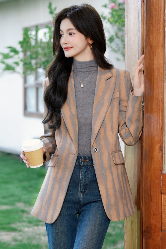 Fashionable and minimalist striped suit jacket for women in autumn 2025, new slim fit temperament commuting professional suit top Fashionable and minimalist striped suit jacket for women in autumn 2025, new slim fit temperament commuting professional suit top