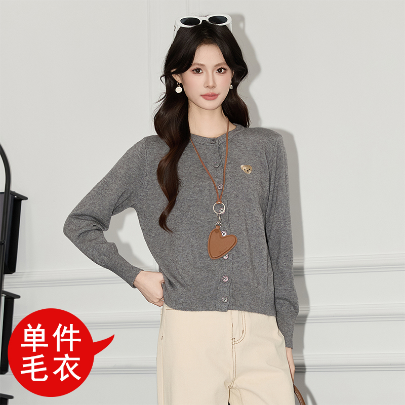 Casual and versatile gray knitted cardigan for women in early autumn 2025, new fashionable and stylish design, niche and versatile sweater Casual and versatile gray knitted cardigan for women in early autumn 2025, new fashionable and stylish design, niche and versatile sweater