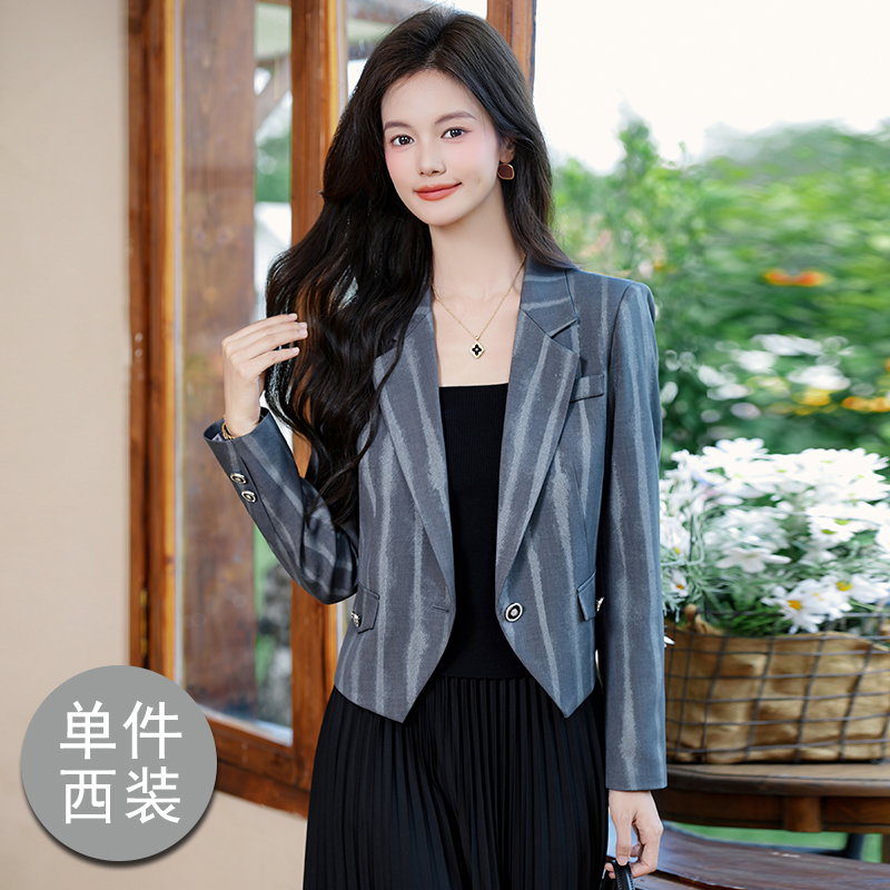 Short striped suit jacket for women in early autumn 2025, short and stylish, simple and versatile long sleeved suit Short striped suit jacket for women in early autumn 2025, short and stylish, simple and versatile long sleeved suit