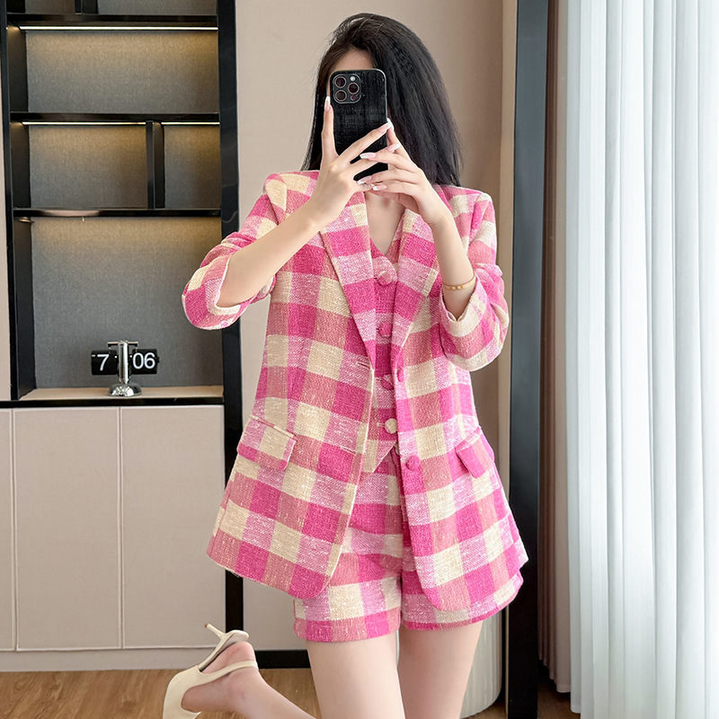 Cotton and linen checkered suit shorts vest set for women in autumn and winter of 2025, fashionable temperament, design sense, niche suit Cotton and linen checkered suit shorts vest set for women in autumn and winter of 2025, fashionable temperament, design sense, niche suit
