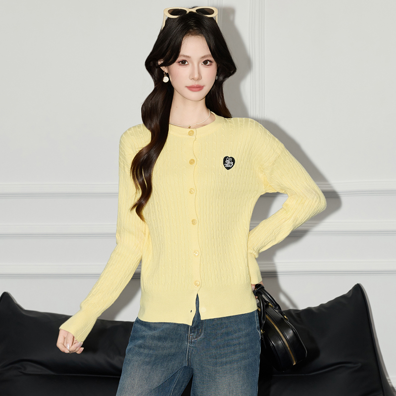 2025 temperament round neck knitted cardigan women's autumn decoration looks slim and tall, with a versatile sweater design sense 2025 temperament round neck knitted cardigan women's autumn decoration looks slim and tall, with a versatile sweater design sense