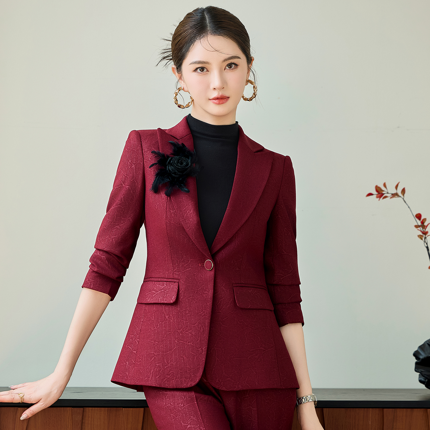 Small professional workwear suit for women in autumn 2025, slim fit and slimming, one button commuting style suit Small professional workwear suit for women in autumn 2025, slim fit and slimming, one button commuting style suit