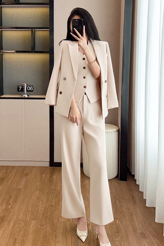 Apricot colored suit, vest, pants, three piece set, professional women's clothing, 2025 autumn new design, high-end commuting formal wear Apricot colored suit, vest, pants, three piece set, professional women's clothing, 2025 autumn new design, high-end commuting formal wear