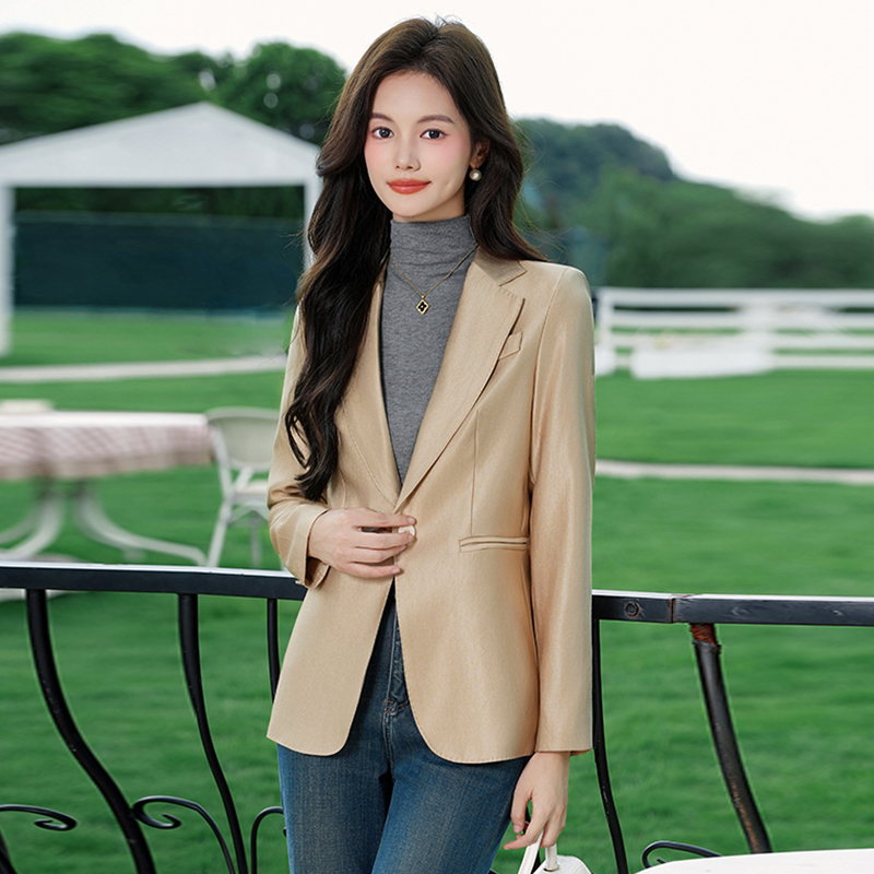 Fashionable and versatile long sleeved suit jacket for women in early autumn, with a niche design and a casual commuting professional suit Fashionable and versatile long sleeved suit jacket for women in early autumn, with a niche design and a casual commuting professional suit