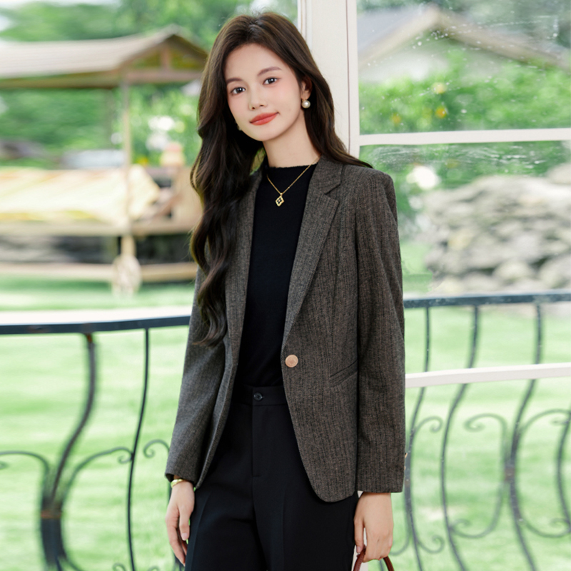 Small slim fit suit jacket for women in the autumn of 2025, simple and capable temperament, one button commuting suit Small slim fit suit jacket for women in the autumn of 2025, simple and capable temperament, one button commuting suit