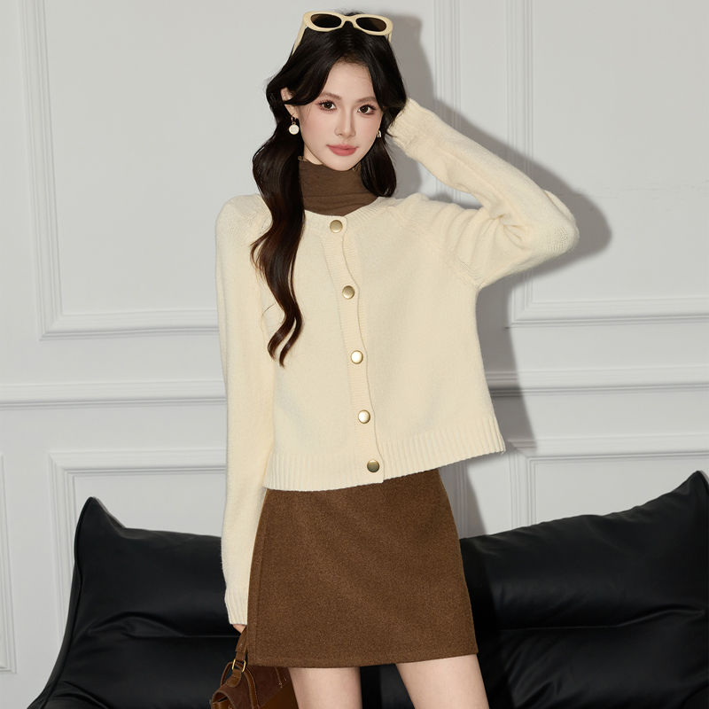 2025 Lazy Style Sweater Women's Autumn and Winter New Style Design Fashionable Single breasted Knitted Cardigan Versatile Look Slimming Top 2025 Lazy Style Sweater Women's Autumn and Winter New Style Design Fashionable Single breasted Knitted Cardigan Versatile Look Slimming Top