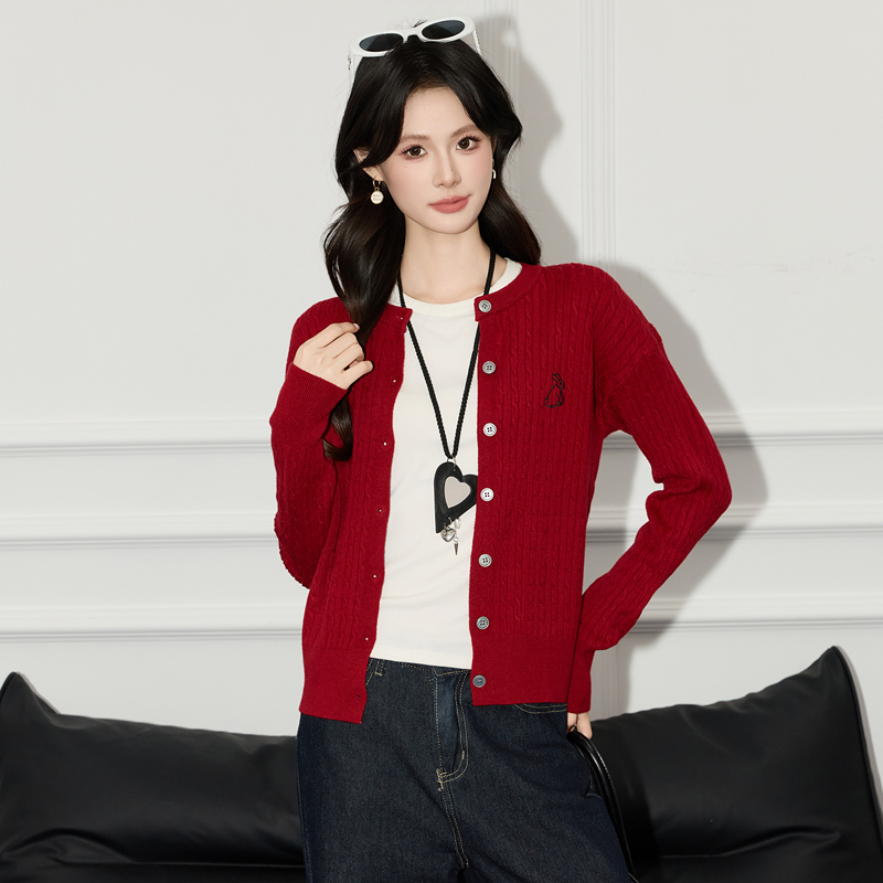 2025 slim fit single breasted sweater for women's autumn and winter new design sense, niche temperament, casual versatile long sleeved top 2025 slim fit single breasted sweater for women's autumn and winter new design sense, niche temperament, casual versatile long sleeved top