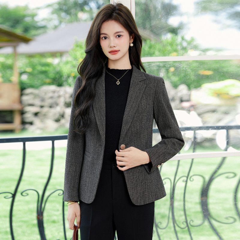 Small slim fit suit jacket for women in the autumn of 2025, simple and capable temperament, one button commuting suit