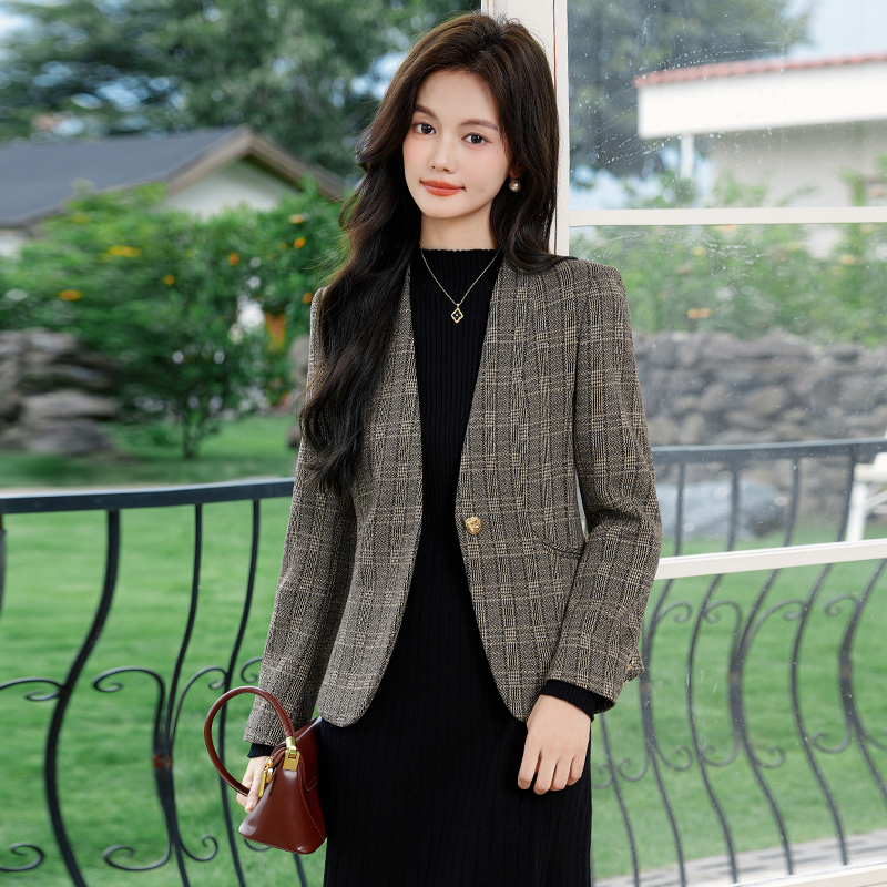 Small plaid suit jacket for women, early autumn new design, niche temperament, retro commuting collarless small suit Small plaid suit jacket for women, early autumn new design, niche temperament, retro commuting collarless small suit