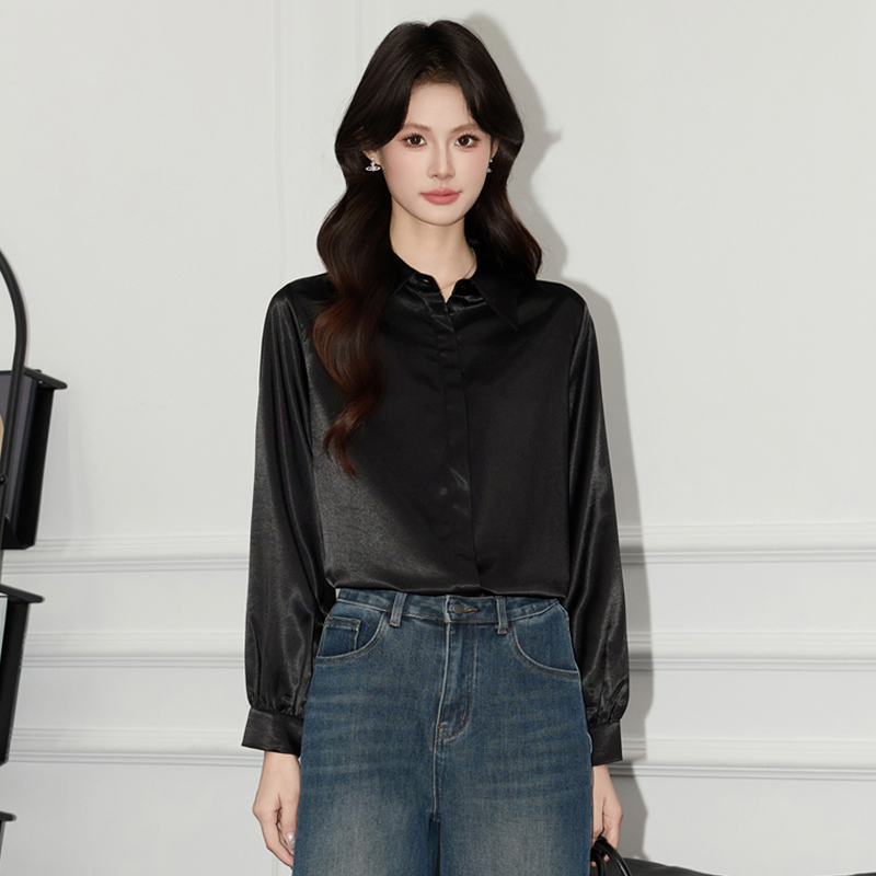 Casual and versatile black shirt for women in early autumn 2025, fashionable and simple temperament, top design sense, commuting shirt Casual and versatile black shirt for women in early autumn 2025, fashionable and simple temperament, top design sense, commuting shirt