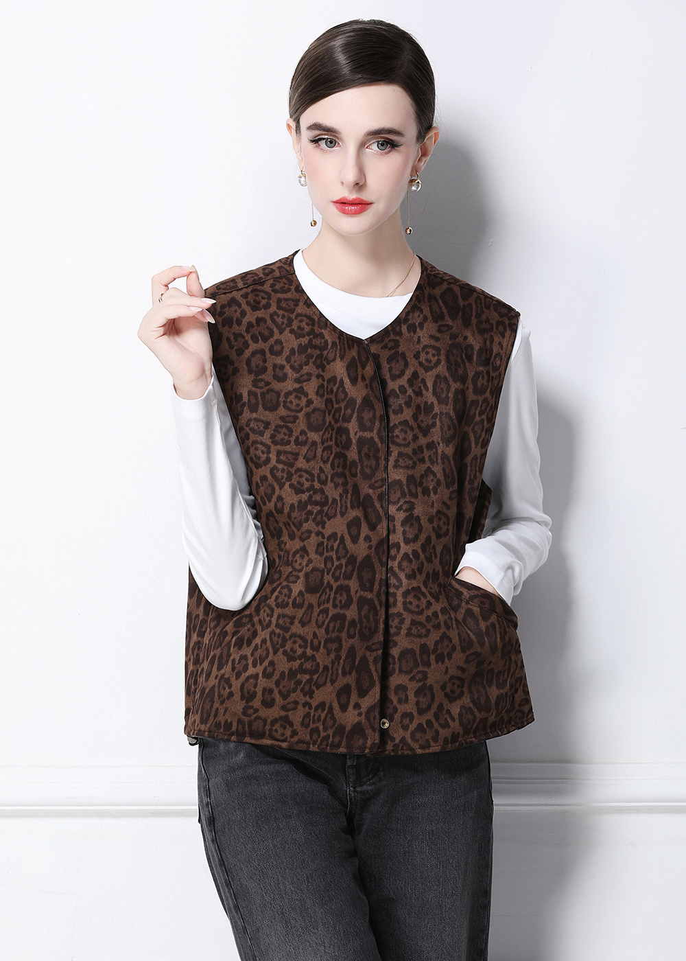 Realistic photo of retro PU leather double-sided wearable vest with leopard print vest for the European station Realistic photo of retro PU leather double-sided wearable vest with leopard print vest for the European station