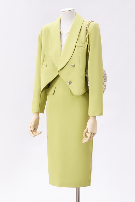 Short and petite suit, half skirt set, women's 2025 early autumn new style, minimalist temperament, age reducing short suit Short and petite suit, half skirt set, women's 2025 early autumn new style, minimalist temperament, age reducing short suit