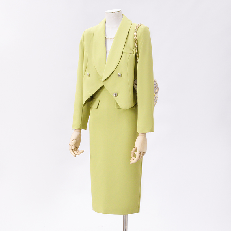 Short and petite suit, half skirt set, women's 2025 early autumn new style, minimalist temperament, age reducing short suit