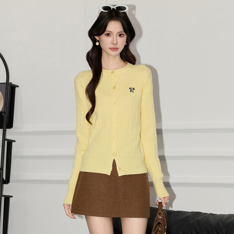 Fashionable and minimalist sweater, knitted sweater, women's long sleeved jacket, super beautiful and unique in early autumn 2025, perfect for wearing as an outerwear Fashionable and minimalist sweater, knitted sweater, women's long sleeved jacket, super beautiful and unique in early autumn 2025, perfect for wearing as an outerwear